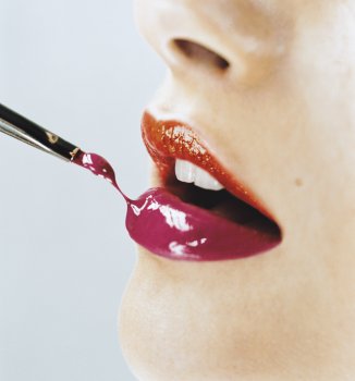 Cmo aumentar el volumen de los labios con el pintalabios?  