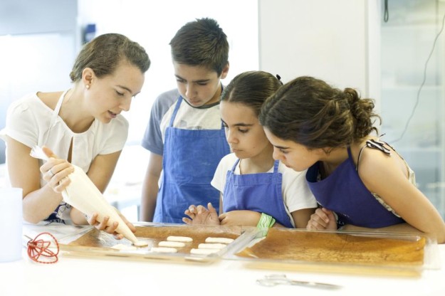 Los cursos de cocina para niños de la Escuela de Cocina TELVA son la extraescolar que tus hijos estaban esperando.