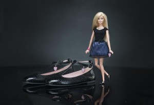 A sus 56 años, Barbie se baja de los tacones y se calza unas Pretty Ballerinas diseñadas en exclusiva. 