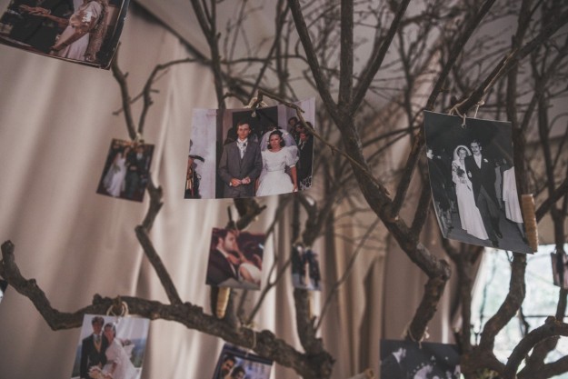 Uno de los detalles más originales de la decoración fue un árbol en el que la novia, ayudada de su madre y la madrina, colocaron las fotos de los invitados en el día de sus bodas.