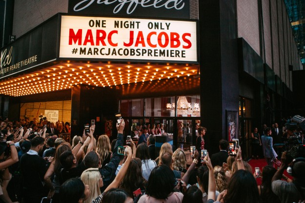 Marc Jacobs, showman empedernido, hizo realidad uno de sus sueños: hacer de su desfile una premiere de cine.