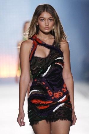 Gigi Hadid en el desfile de Versace en la Milan Fashion Week.