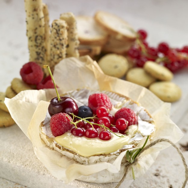 Brie con cobertura de frambuesas, romero y miel