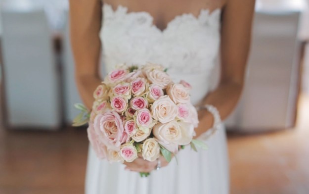 El ramo de la novia estaba hecho a base de rosas.