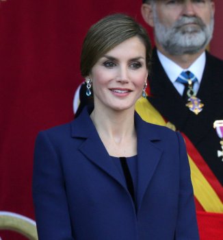 La Reina Letizia triunfa con su vestido azul firmado por Felipe Varela