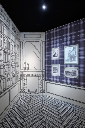 Vista de la exposición Mademoiselle Chanel en la Saatchy Gallery de Londres.