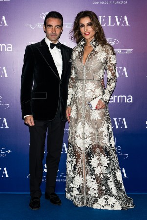 Enrique Ponce, Premio TELVA a las Artes 2015, con su mujer, Paloma Cuevas, espectacular, vestida de Naeem Khann.