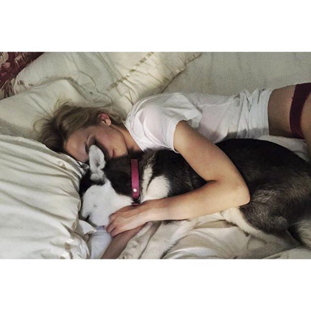 Karlika Caune con su perro. 
