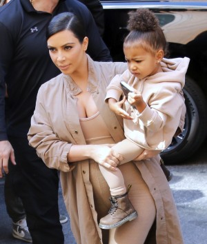 Kim Kardashian con su hija North West.