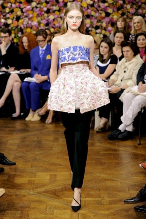 Una de las propuestas de Raf Simons en su primera colección para Dior, la Alta Costura de otoño de 2012.