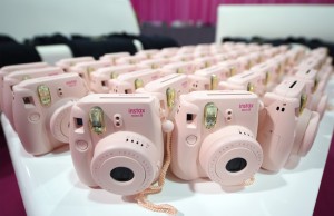 Las cámaras analógicas rosas que las modelos usaron como atrezzo para retratarse con sus smartphones.