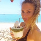 El agua de coco, beneficios de la bebida favorita de las celebrities