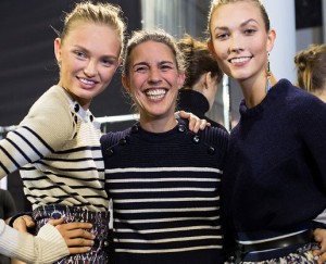 Isabel Marant, en el medio, con las modelos Romee Strijd y Karlie Kloss en el backstage de su último desfile en París.