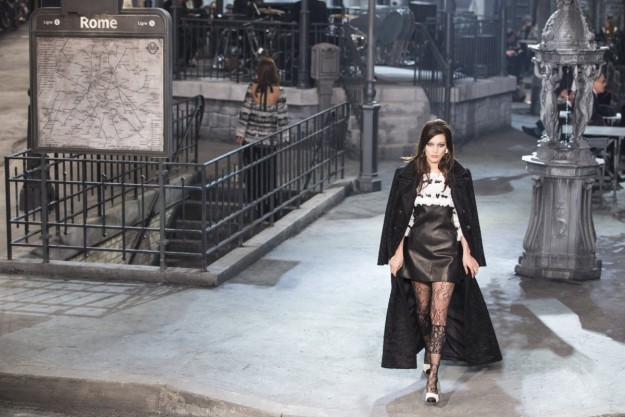 Karl Lagerfeld convoca a la hermana de Gigi Hadid para desfilar durante la presentación de la colección Métiers d’Art en Roma.