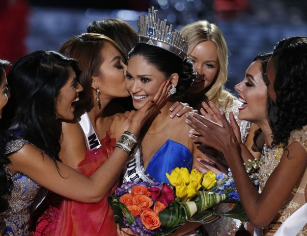 Las concursantes dan la enhorabuena a Miss Universo 2015.