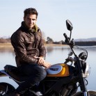 Una vuelta en moto con Maxi Iglesias