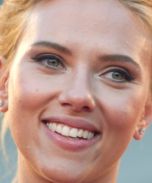 Scarlett Johansson también tiene granitos en la piel