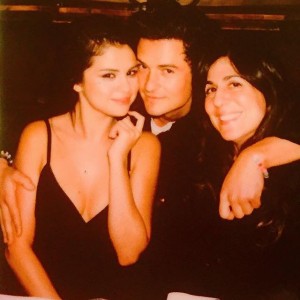 Selena Gómez y Orlando Bloom en actitud muy cariñosa durante el cumpleaños del actor junto a Aleen Keshishian, mánager de la cantante.