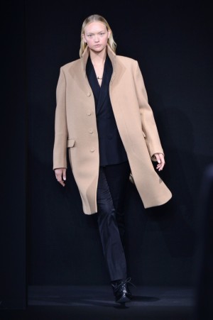 La modelo Gemma Ward en el desfile de Calvin Klein en la semana de la moda masculina de Milán.