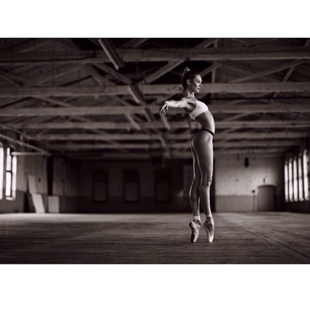 Candice Swanepoel practica ballet con frecuencia. 
