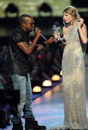 Kanye West y Taylor Swift durando los MTV Video Music Awards 2009.