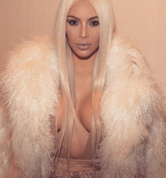 Kim Kardashian y su truco para levantar sus pechos