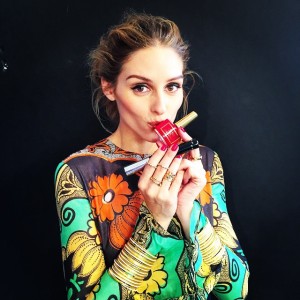 Olivia Palermo posando con un esmalte de uñas de Ciaté London.