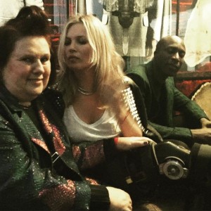 Kate Moss muestra su frula en una imagen junto a la periodista Suzy Menkes. 