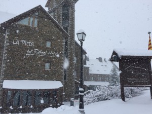 Entrada nevada del Hotel Rafael de La Pleta.