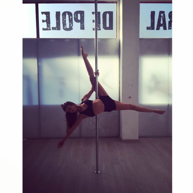 La modelo Clara Alonso bailando pole dance.