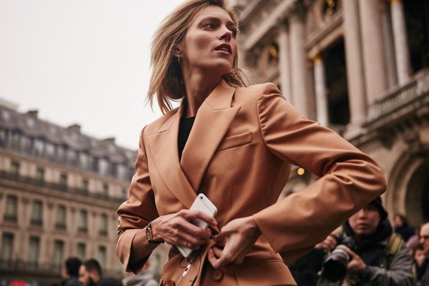 La modelo Anja Rubik en Paris Fashion Week.