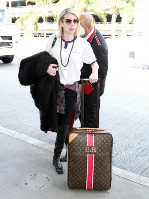 Emma Roberts en el aeropuerto