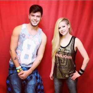 Avril Lavigne rechaza el contacto fsico con sus fans, que pagan 400 dlares por hacerse una foto con ella.