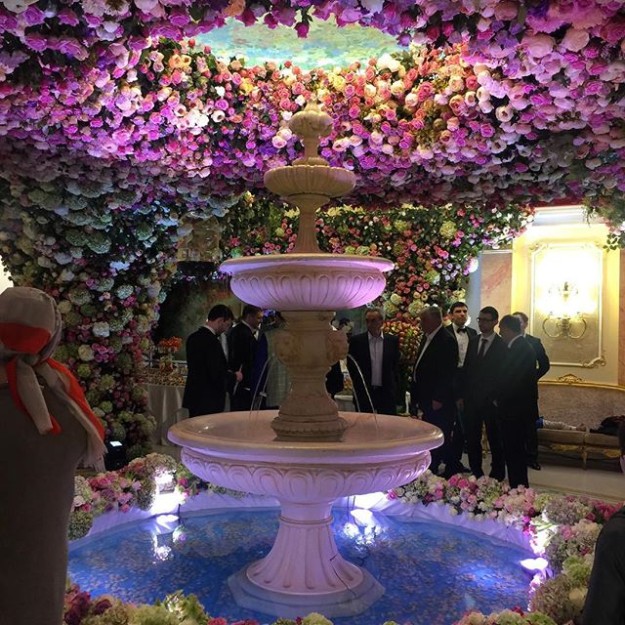 La ceremonia estuvo rodeada de flores y de fuentes que llenaron de magia el enlacen.