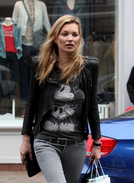 Kate Moss con una camiseta de Mickey