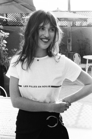 La influencer francesa Jeanne Damas con la camiseta de la primera colección de su firma Rouje.