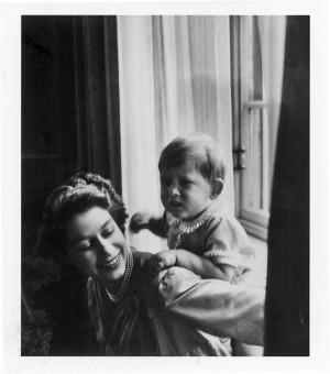 La princesa jugando con su hijo Carlos en 1950