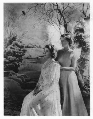 Las princesas Isabel y Margarita en marzo de 1945.