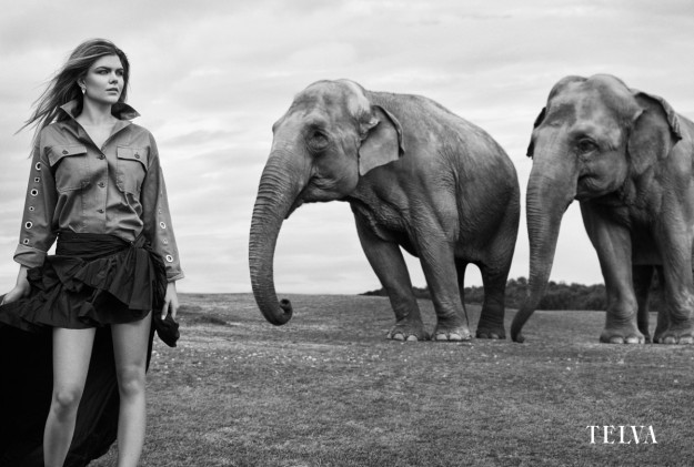 Alejandra Rato posa junto a los elefantes del Safari Madrid con sahariana, SANDRO; falda de seda, ROBERTO CAVALLI; pendientes, DIME QUE ME QUIERES y pulseras, CRISTINA YANES.