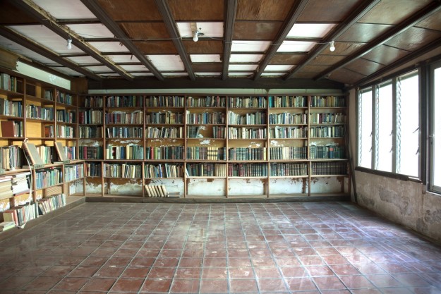 Biblioteca de René Vallejo en la parte baja del edificio.