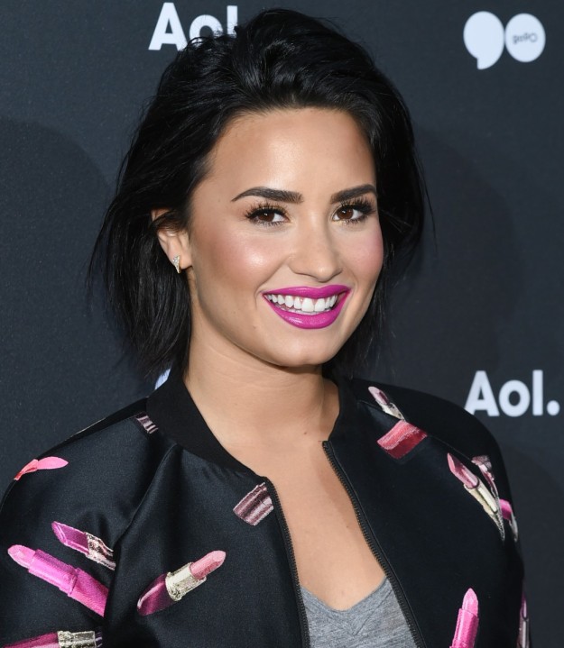 Demi Lovato con labial rosa fucsia.