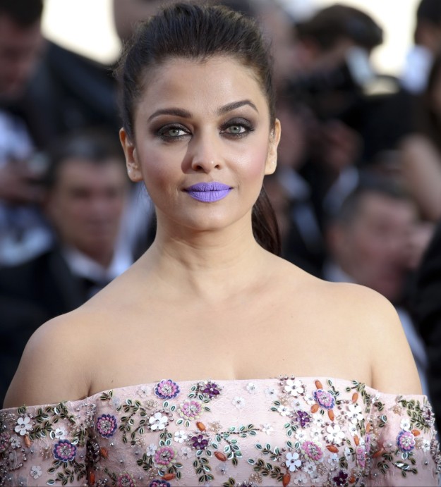 Aishwarya Rai Bachchan en el Festival de Cannes con labios malvas.