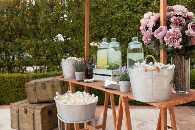 Una idea orginal con la que sorprender a tus invitados es poner un puesto de limonada en uno de sus maravillosos jardines.