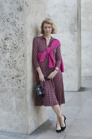 La influencer Zanita Whittington con vestido y suter rosa magenta en Pars.