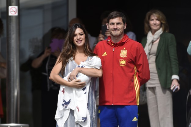 Sara Carbonero e Iker Casillas presentan a su hijo Lucas a la salida del Hospital Ruber de Madrid.