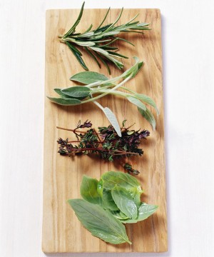 Especias y hierbas aromáticas en el top de alimentos con hierro contra el cansancio