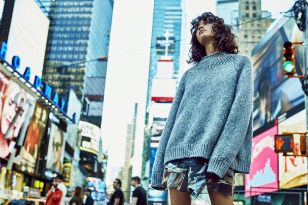 Modelo con jersey maxi de lana de Carolina Herrera, en Nueva York.