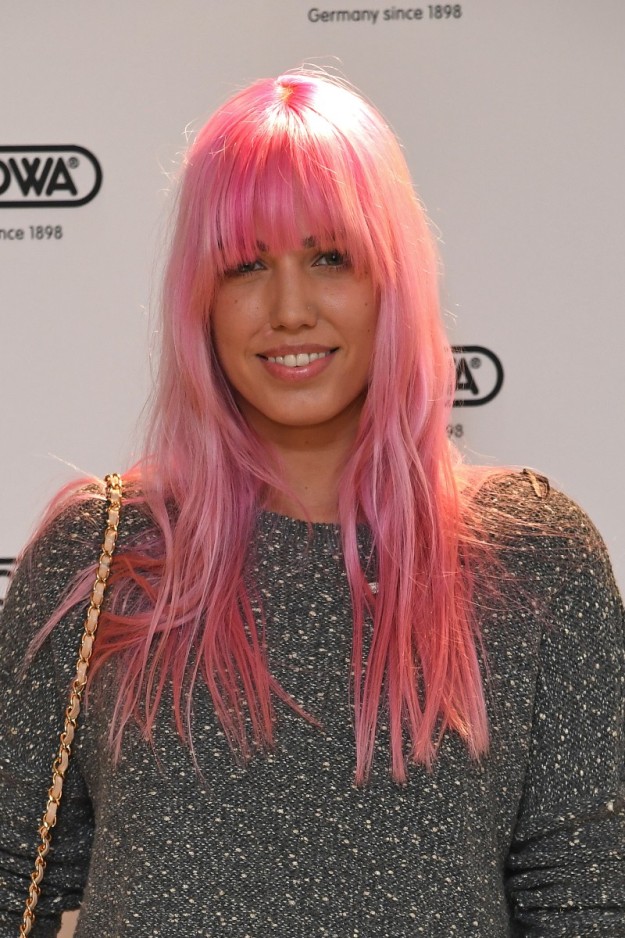 Amber Le Bon con su nuevo color de pelo en rosa.
