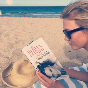 Karlie Kloss leyendo. 