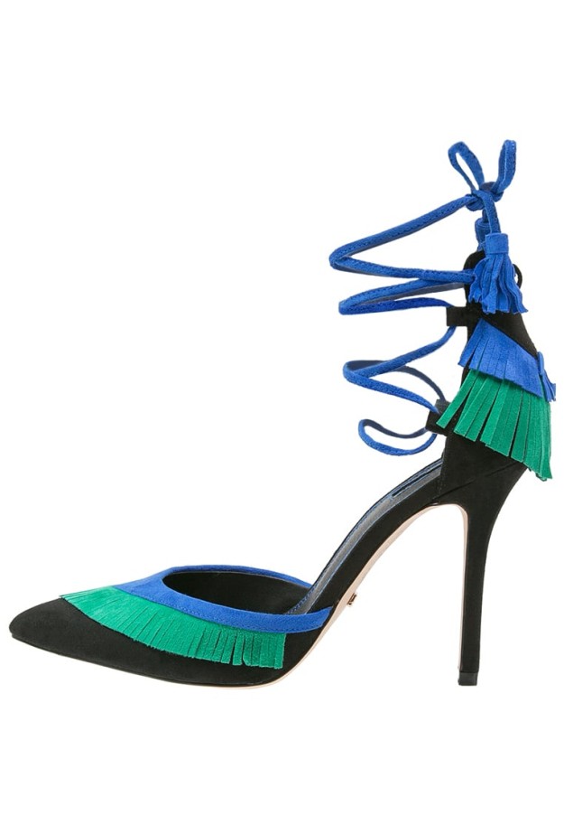 Zapatos altos negros de piel, con tiras y flecos en azul y verde.